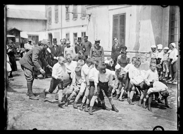 Jocuri în pauză, la școală. FOTO: Library of Congress