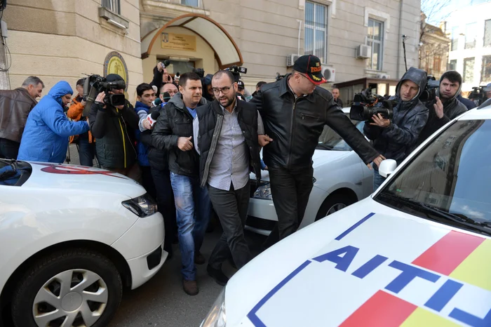 
    Horia Georgescu a fost scos în cătușe din sediul DNA (foto: Mediafax)  