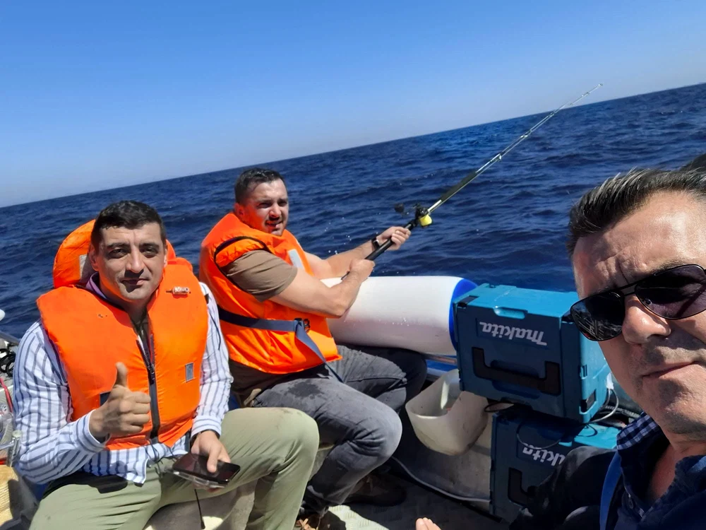 George Simion şi Dan Dungaciu, la pescuit de ton în Grecia.