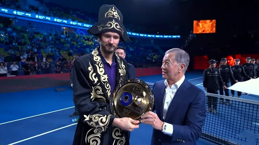 Cu ce a fost obligat Medvedev să se îmbrace după ce a câștigat turneul de la Almaty. Rusul, victorios după o lungă așteptare