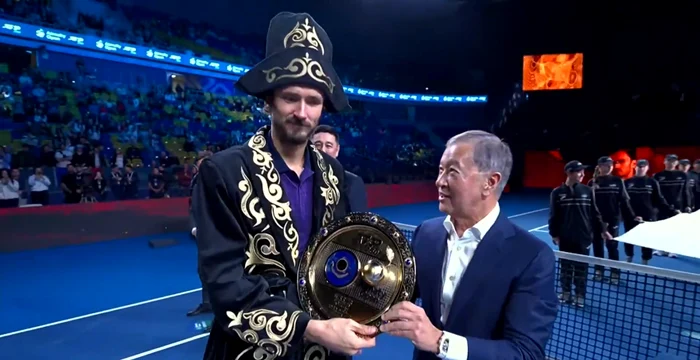Medvedev, îmbrăcat ca un kazah