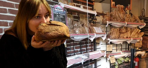 Laura Cosoi are o afacere prosperă 