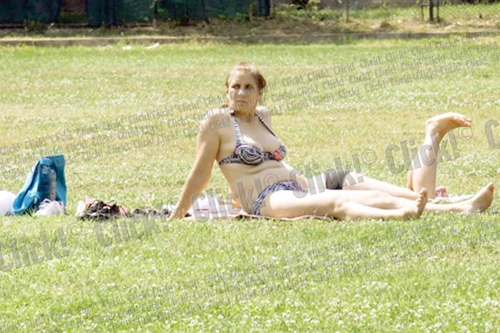 Fetele şi-au întins cearşaful pe stadion (Fotografii: Alex Muscaliu)