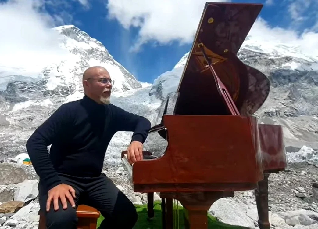 În Himalaya, artistul a cântat în condiţii dure. Foto: Arhivă personală