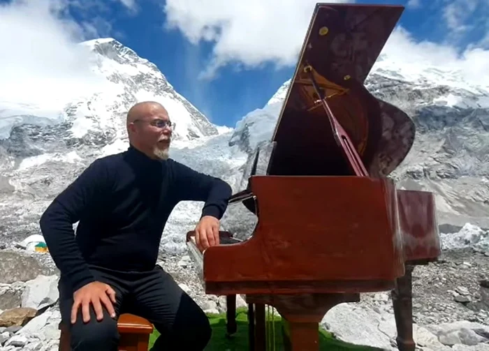 În Himalaya, artistul  a cântat în condiţii dure. Foto: Arhivă personală