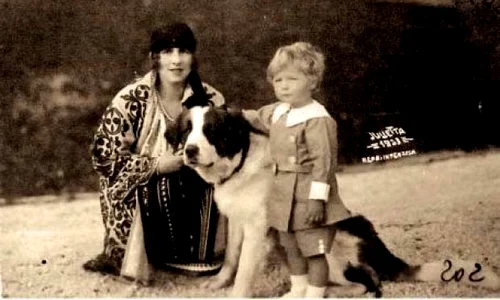 regele mihai alaturi de regina mama elena si de unul dintre caini copil jpeg