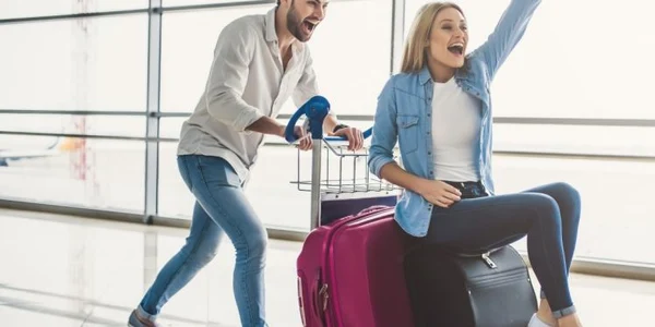 Turisti - aeroport - bagaje - calatorie FOTO Shutterstock 