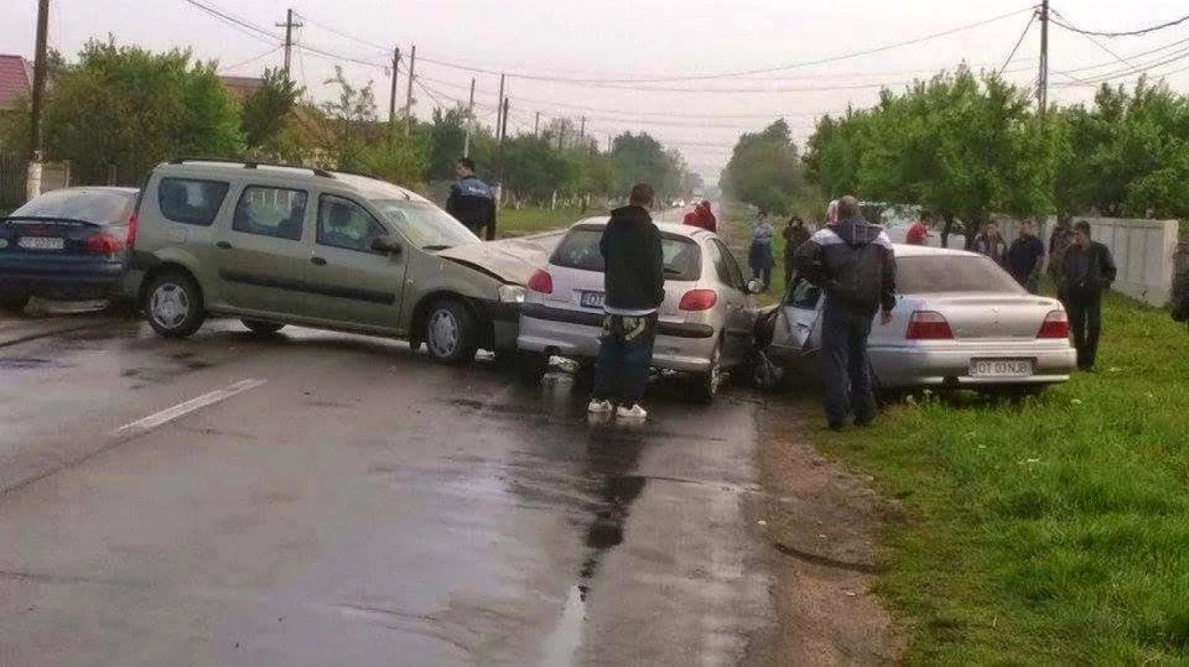 În accidentul de la Dobrosloveni au fost implicate trei autoturisme