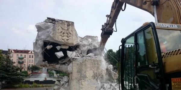 demolare monument sovietic in polonia