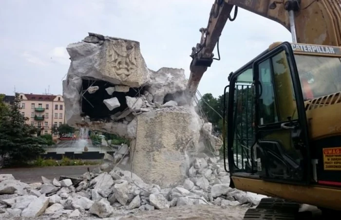 Ministerul polonez de Externe a menţionat că în legătură cu problema 
onorării locurilor monumentelor, Varşovia îşi respectă obligaţiile 
internaţionale FOTO: ukrinform.ua