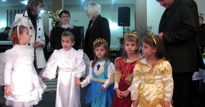 Alexia şi Alexis-în stânga imaginii-la Ziua Multipleţilor de la Aiud