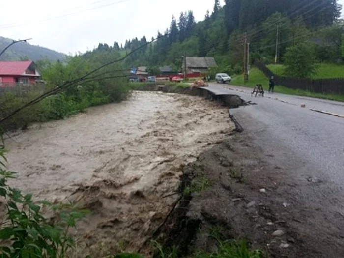 Drumul judeţean 127 A este măcinat de apele pârâului FOTO: ziarpiatraneamt.ro