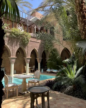 Grădina interioară, cu piscină, a luxosului hotell, din Maroc
