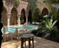 Grădina interioară, cu piscină, a luxosului hotell, din Maroc