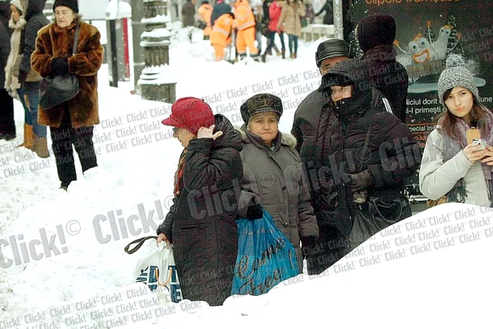 Pe străzile laterale  ale Capitalei e prăpăd.  Primarii n-au în plan  deszăpezirea acestora