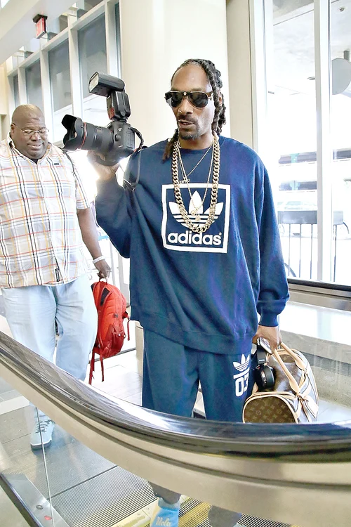 
    Rapperul a fost  prins cu 422.000 $  nedeclaraţi în geantă  