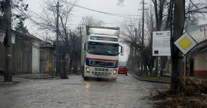 Maşinile de mare tonaj care circulă cu viteză le afectează casele localnicilor   FOTO Florentin Coman