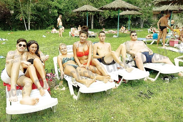 Bucurie mare în bazine!  Nu a contat temperatura  apei, ci faptul că s-a dat  liber la bălăceală (Fotografii: Dorin Constanda/ Mihai Ionescu)