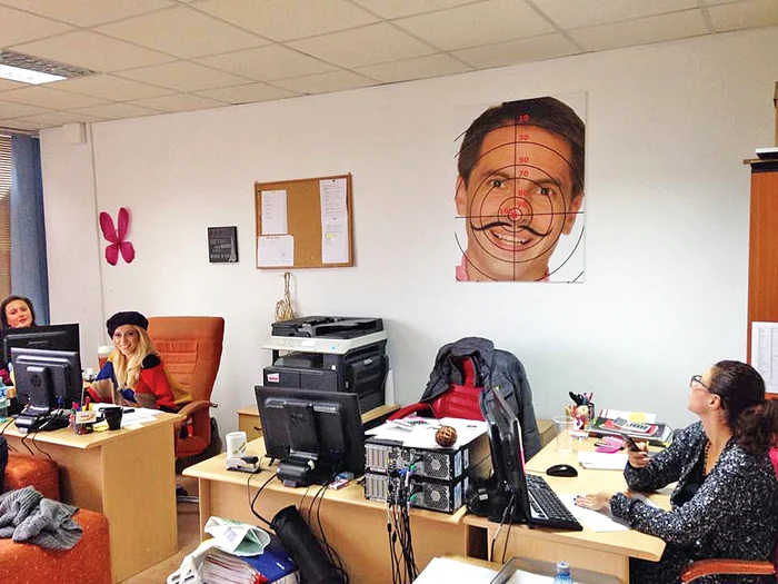 
    În birou, ”anteniștii” au făcut din poza lui Dan un loc de tras la țintăFoto Arhivă Personală  