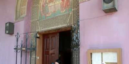 Majoritatea bisericilor din Bănie au difuzoare în exterior. Foto: Victor C. Boldîr