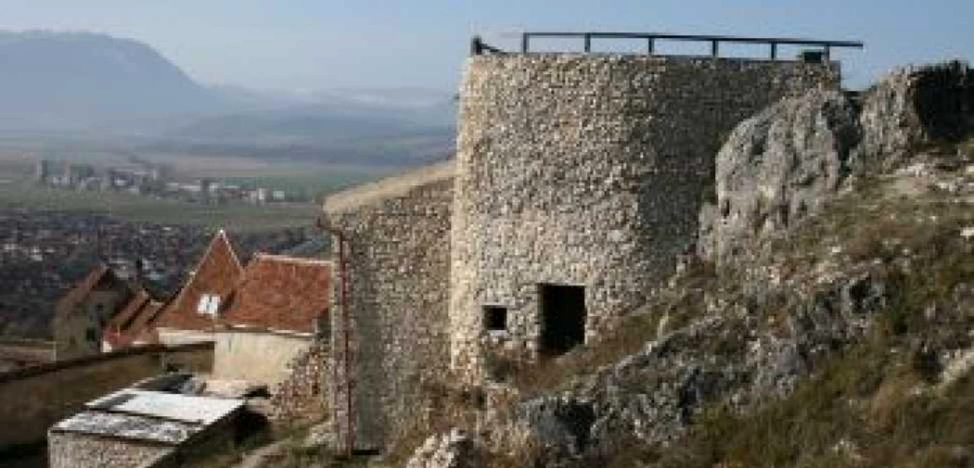 Braşov: Ministerul Culturii confirmă distrugerile din Cetatea Râşnov (GALERIE FOTO)