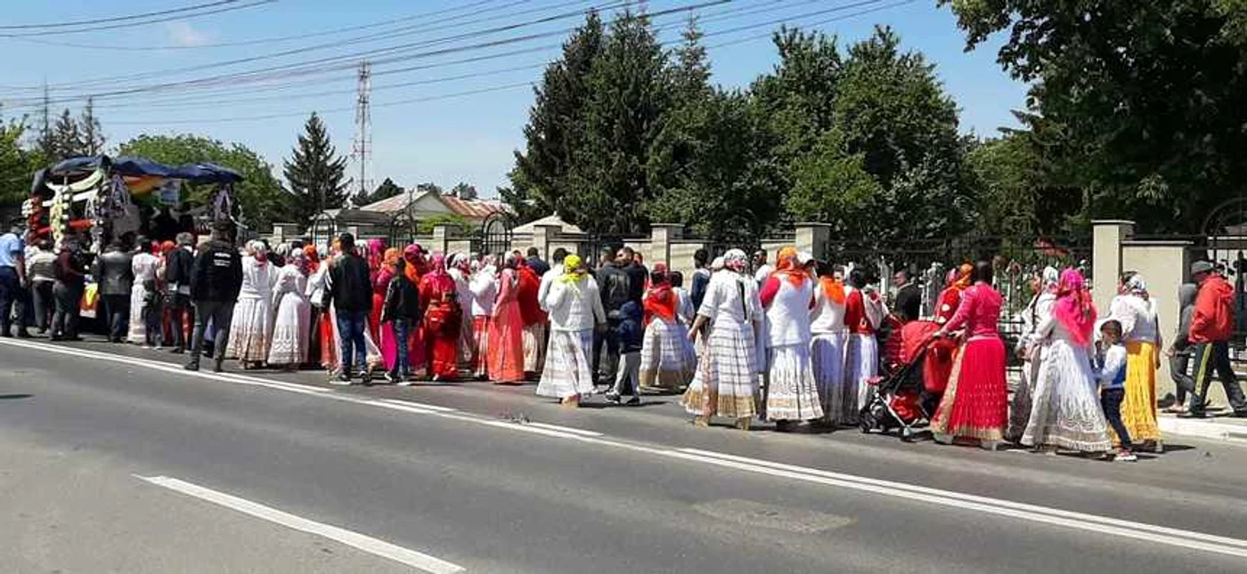 
    Tânărul a fost înmormântat în prezenţa a peste 100 de persoane, lăutarii cântând pe tot parcursului ceremonialuluiFoto: News.ro  