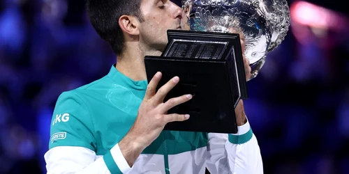 Novak Djokovici trofeu australian open 2021 foto Cameron Spencer/Getty Images