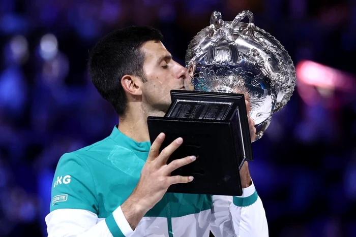 Novak Djokovici trofeu australian open 2021 foto Cameron Spencer/Getty Images