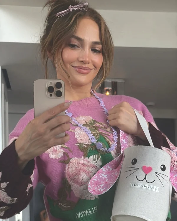Jennifer Lopez a purtat o ținută festivă (Foto: Instagram)