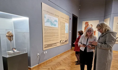 Coiful corintic descoperit în râul Siret poate fi admirat la Palatul Culturii din Iași (foto: Complexul Muzeal Național „Moldova")