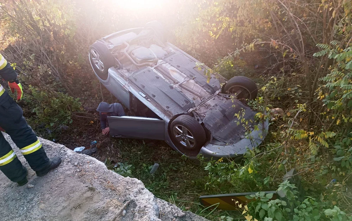 Ambii șoferi au suferit răni în urma impactului și au fost duși la spital. FOTO ISU DB