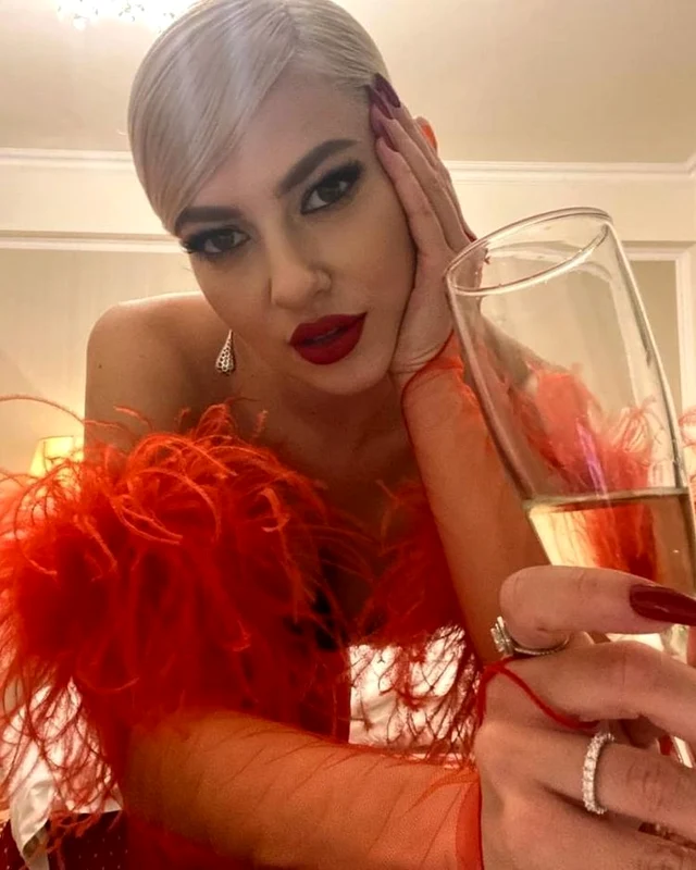 3 lidia buble sexy lady in red hot cu sanii la vedere de revelion 2 jpg jpeg