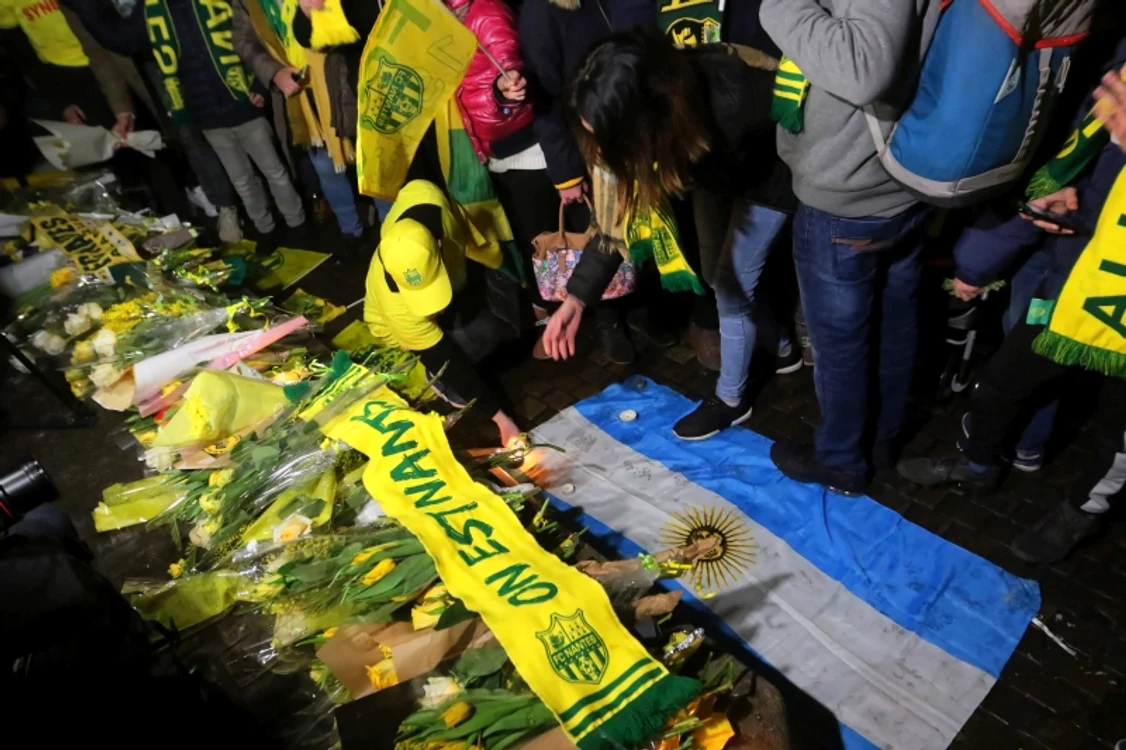 
    Locuitorii din Nantes se roagă pentru argentinianul Emiliano SalaFoto: EPA  