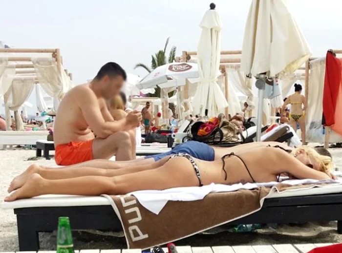Vecinul de şezlong n-a avut prilejul să-i admire sânii dezgoliţi