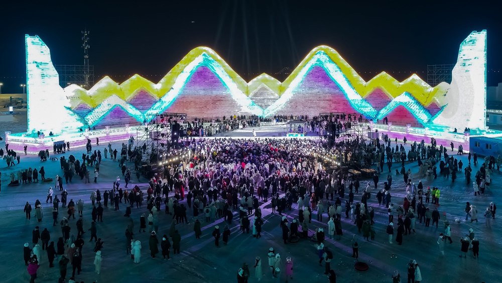 „Oraşul de gheaţă” din China atrage un număr record de turişti | FOTO
