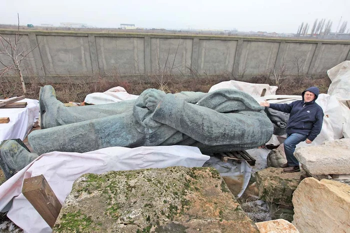 Lenin doarme un somn zbuciumat, în pericol de a fi ”hăcuit” în orice moment de hoţii de fier vechiFoto: Roberto Sălceanu