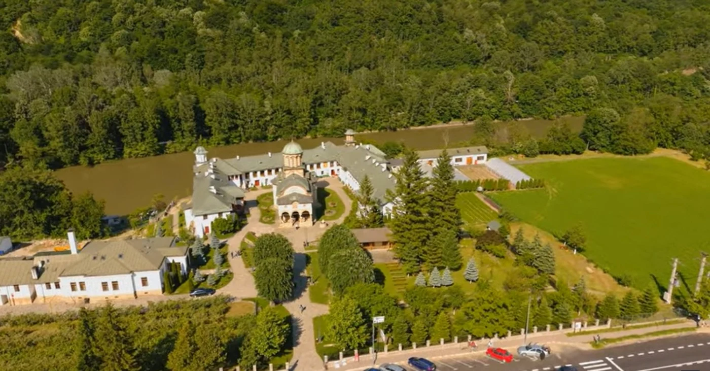 Mănăstirea Cozia din staţiunea balneară Călimăneşti - Vâlcea Foto Adevărul - credit DMS