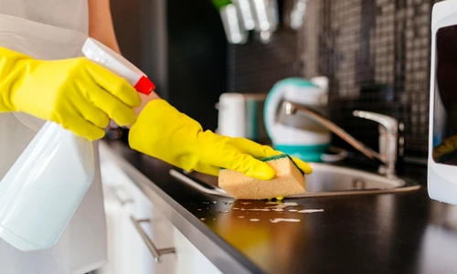 1 femeie care curata blaturile jpg jpeg