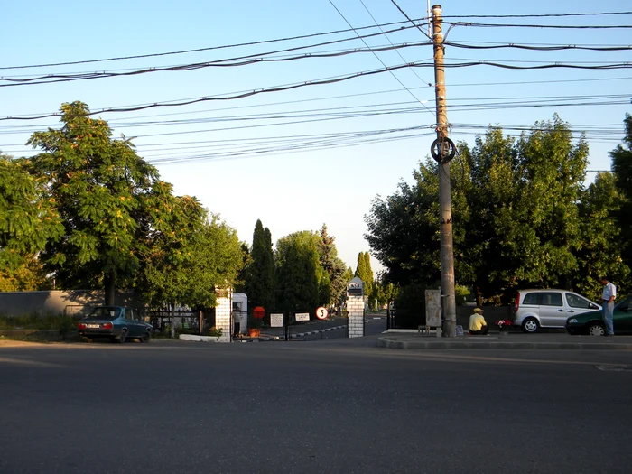 
    Intrarea în cimitirul Mihai Bravu din PloieştiFoto: "Adevărul"  