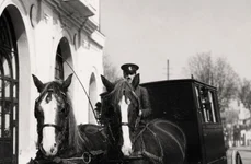 Vechea ambulanță cu cai a societății de Salvare (imagine îmbunătățită cu ajutorul AI) Ștefan Anastasiu, „Salvarea” – 25 de ani de activitate, Atelierele Grafice Socec & Co. S. A., București, 1933 (© Muzeul Nicolae Minovici)