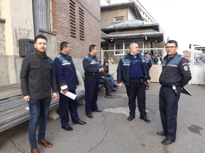 O parte din poliţiştii protestatari, în faţa sediului IPJ Mehedinţi FOTO Alexandra Georgescu