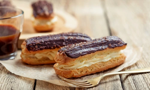 Eclere de casa cu ciocolata  Sursa imagine shutterstock 797337019 jpg