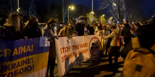 manifestaţie în semn de solidaritate cu poporul ucrainean la Ambasada Ucrainei din Bucureşti foto news