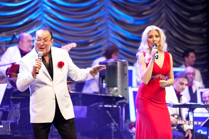 Elena Niciu este una dintre solistele cu care cântă Petre Geambașu în orchestra sa