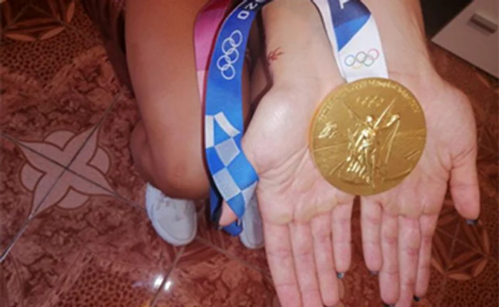 
    Medalia olimpică de aur, cel mai bun balsam pentru palmele acoperite de bătături ale campioaneiFoto: Adevărul  