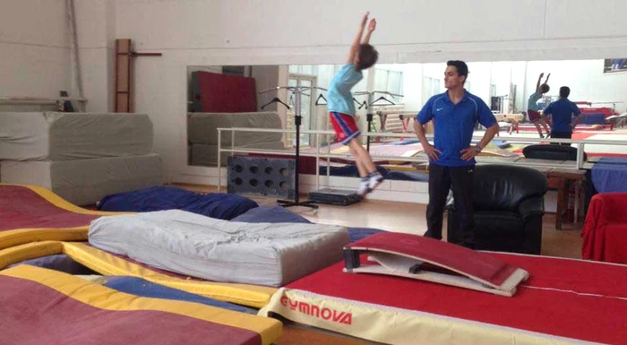 Fostul sportiv și-a intrat bine în rolul de tată, iar pe timpul verii îi antrenează la gimnastică, la Lia Ma noliu, pe Richard și pe Beatrice