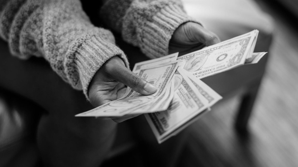 Cât durează să obții bani în 2026: bancă vs IFN