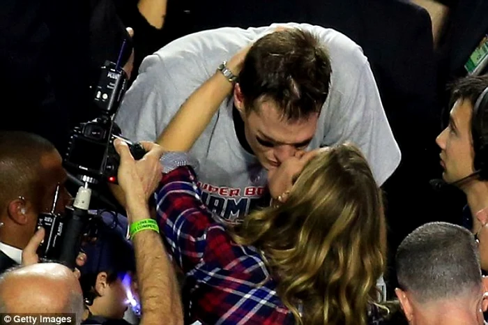 Gisele Bundchen îşi sărută pătimaş soţul, fotbalistul Tom Brady