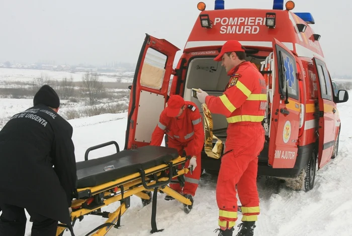 
    Pompierii de la ISU Mehedinţi au scos trupul neînsufleţit de sub dărâmături şi l-au dus la Serviciul de Medicină Legală  