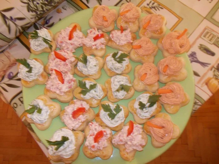 
    Mini tarte cu brânză  